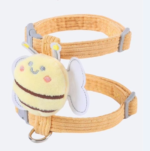 Close view of the felt bee patch, side-release buckles and chest D-ring
